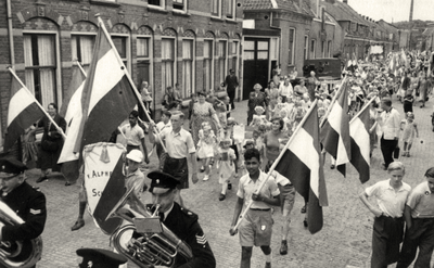604974 Afbeelding van een groep leerlingen van de Van Alphenschool (Abstederdijk 32) te Utrecht, die, voorafgegaan door ...